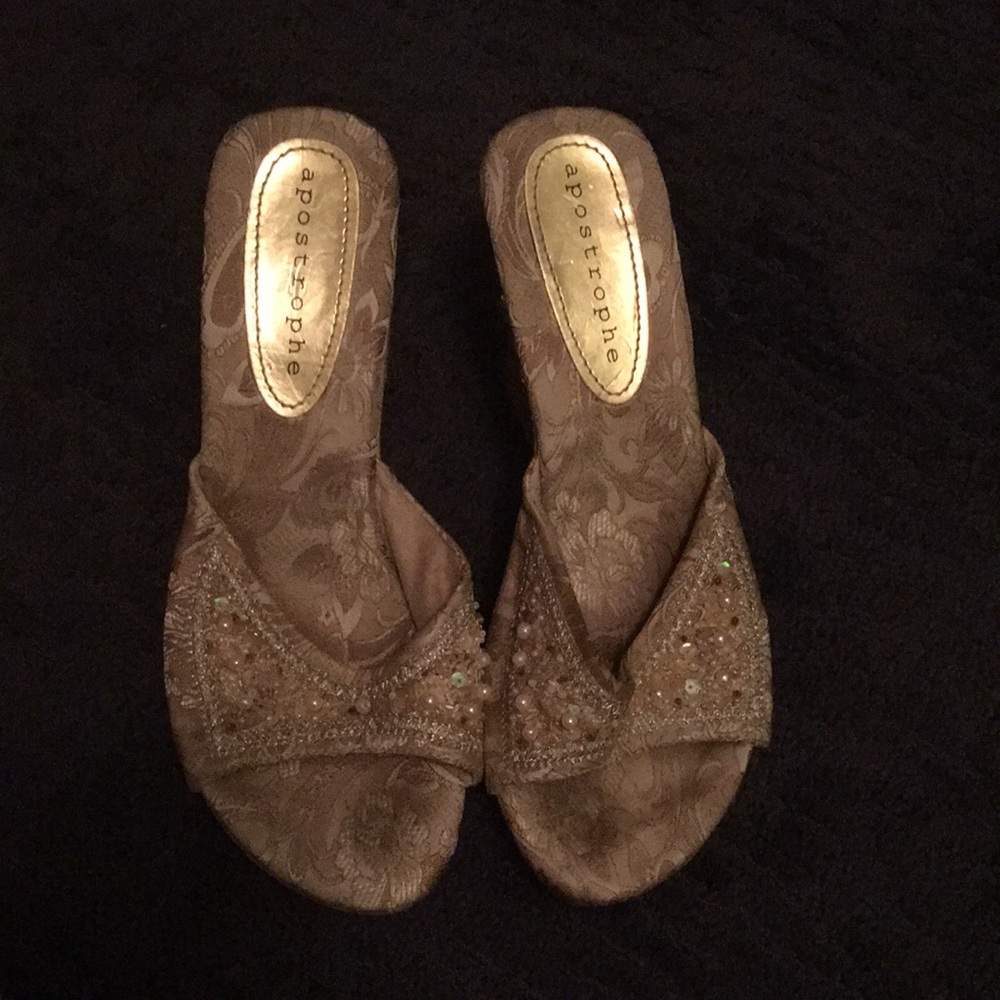 Apostrophe Tan wedges